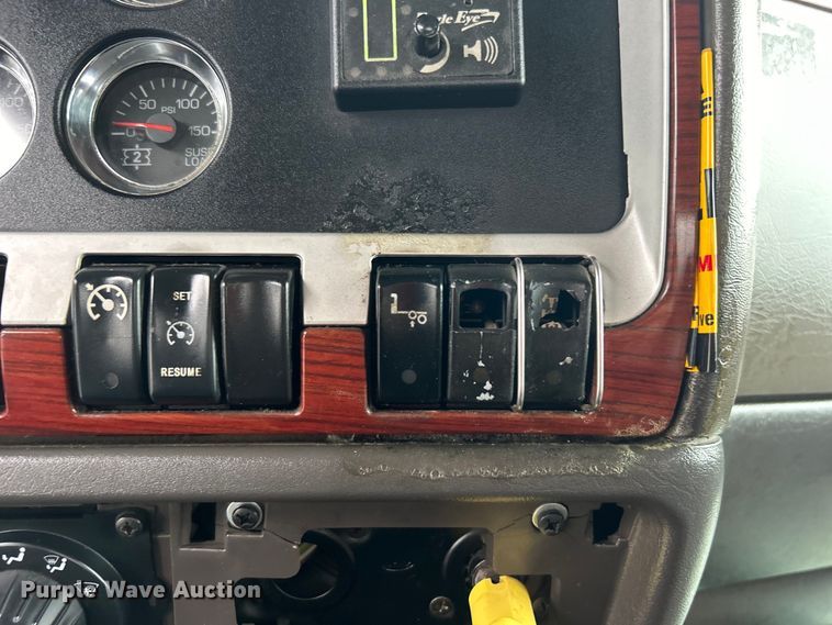 image for item EG1578 2006 Kenworth T800 fuel truck