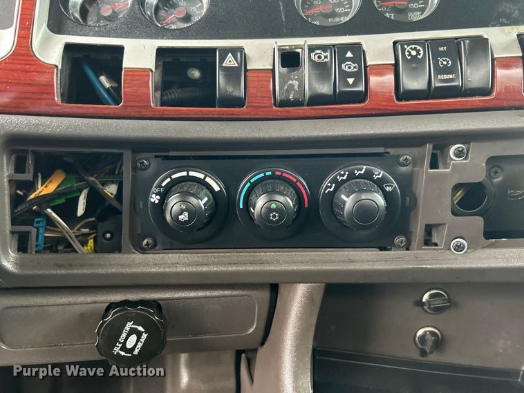 image for item EG1578 2006 Kenworth T800 fuel truck