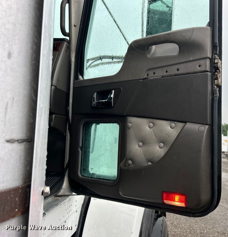 image for item EG1578 2006 Kenworth T800 fuel truck