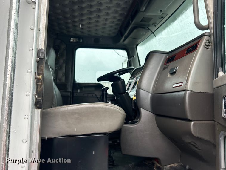 image for item EG1578 2006 Kenworth T800 fuel truck