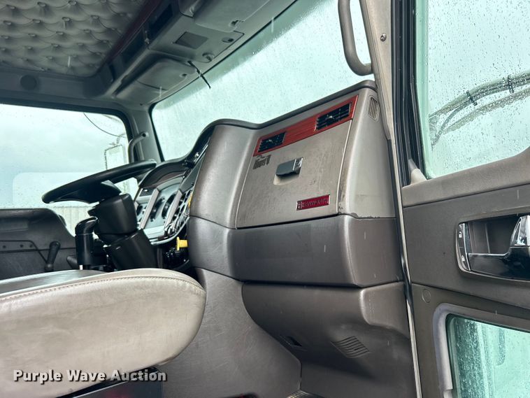 image for item EG1578 2006 Kenworth T800 fuel truck