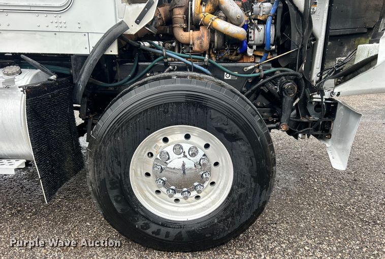 image for item EG1578 2006 Kenworth T800 fuel truck