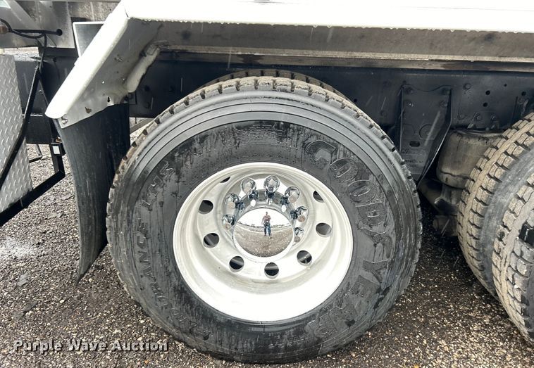 image for item EG1578 2006 Kenworth T800 fuel truck