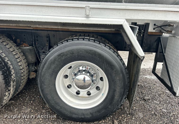 image for item EG1578 2006 Kenworth T800 fuel truck