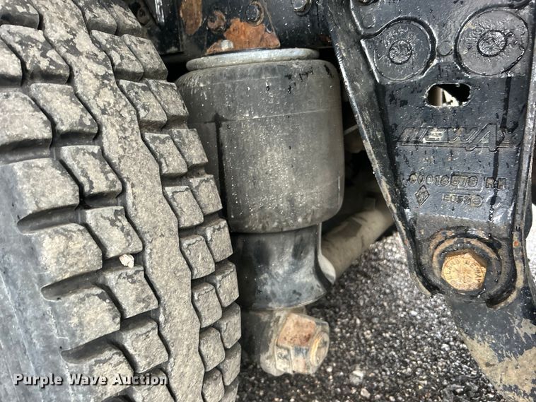 image for item EG1578 2006 Kenworth T800 fuel truck