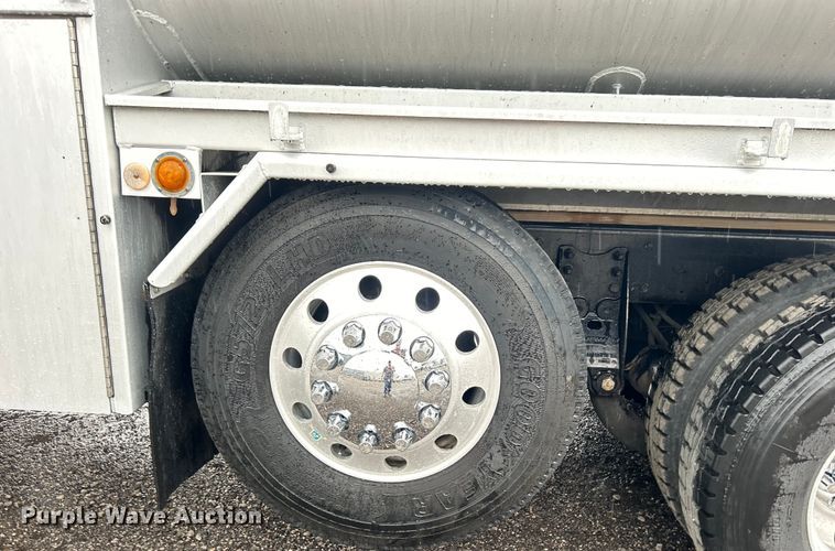 image for item EG1578 2006 Kenworth T800 fuel truck