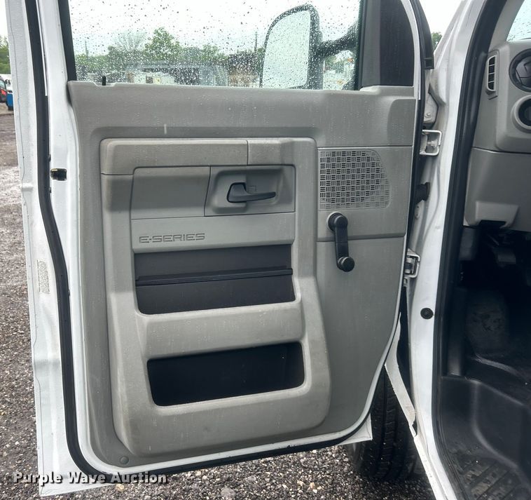 image for item EG1580 2016 Ford E350 Super Duty utility van