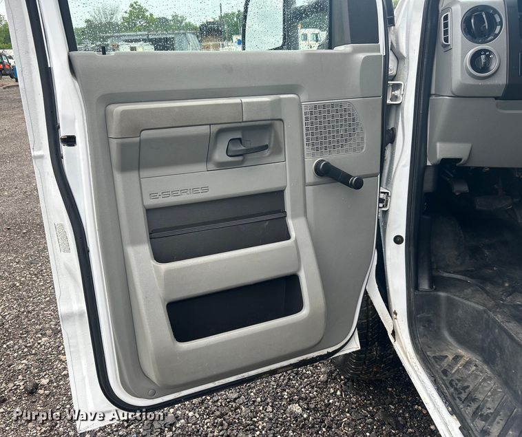 image for item EG1581 2016 Ford E350 Super Duty utility van