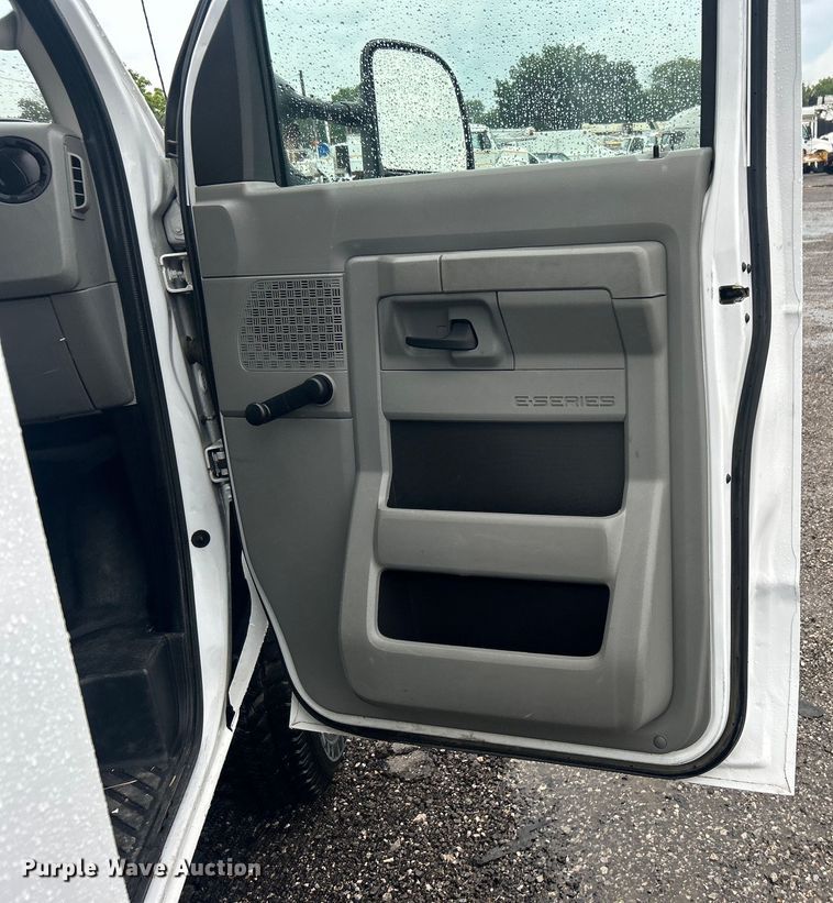 image for item EG1581 2016 Ford E350 Super Duty utility van