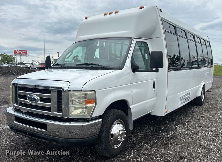 image for item EG1585 2009 Ford E450 Super Duty shuttle bus