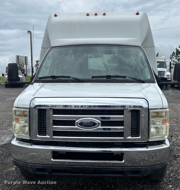 image for item EG1585 2009 Ford E450 Super Duty shuttle bus