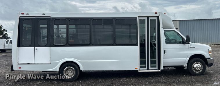 image for item EG1585 2009 Ford E450 Super Duty shuttle bus