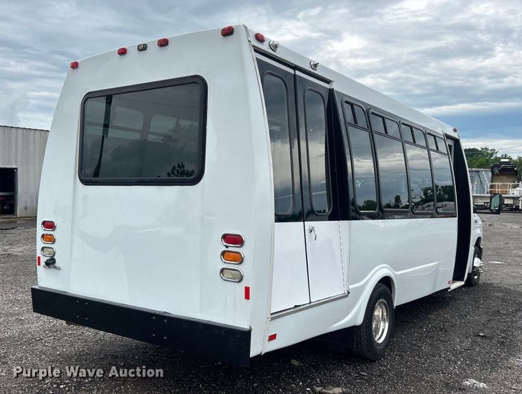 image for item EG1585 2009 Ford E450 Super Duty shuttle bus