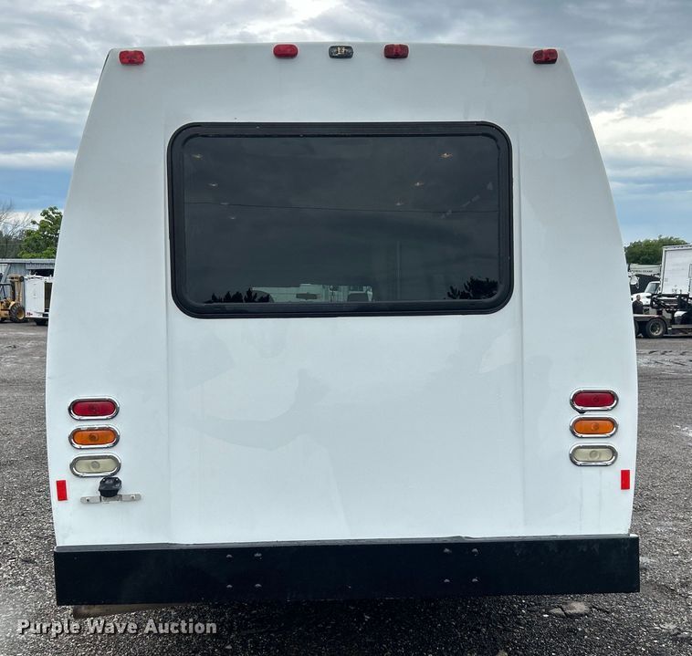 image for item EG1585 2009 Ford E450 Super Duty shuttle bus