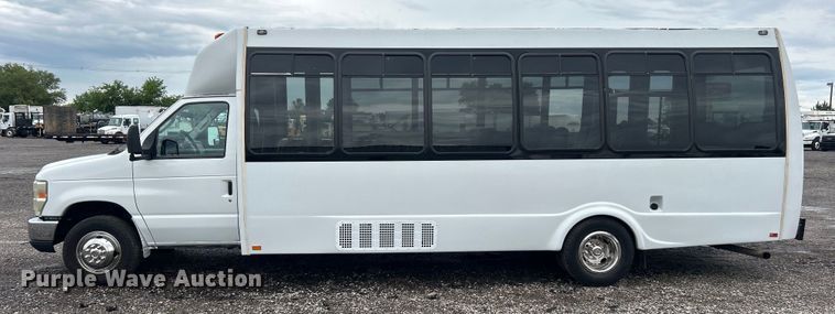 image for item EG1585 2009 Ford E450 Super Duty shuttle bus