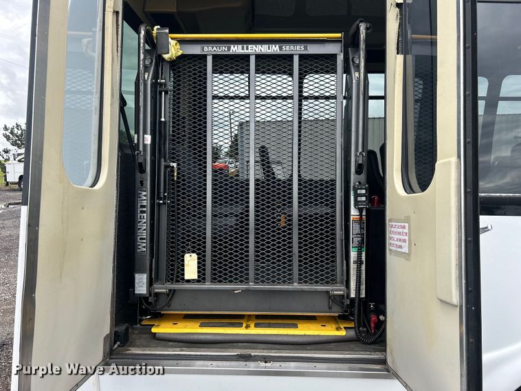 image for item EG1585 2009 Ford E450 Super Duty shuttle bus