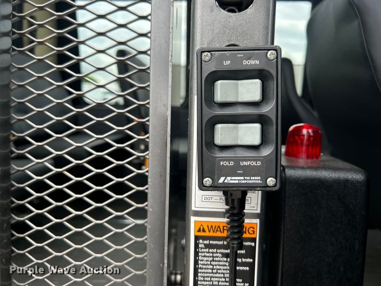 image for item EG1585 2009 Ford E450 Super Duty shuttle bus