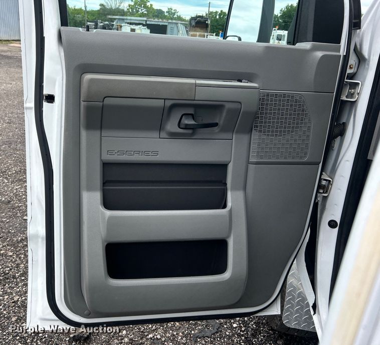 image for item EG1585 2009 Ford E450 Super Duty shuttle bus