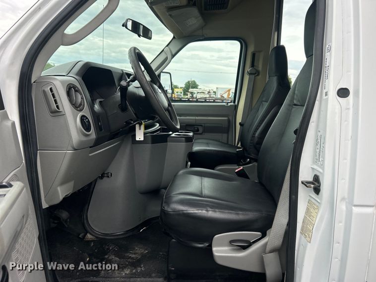 image for item EG1585 2009 Ford E450 Super Duty shuttle bus