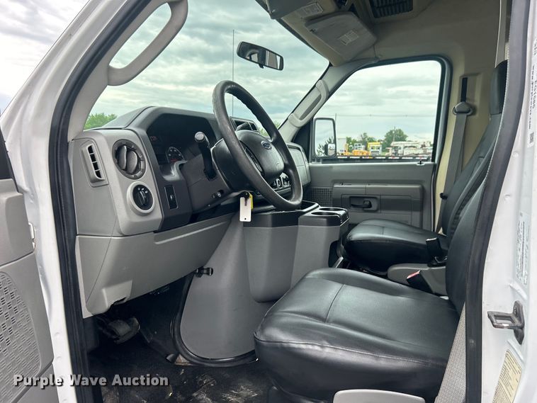 image for item EG1585 2009 Ford E450 Super Duty shuttle bus