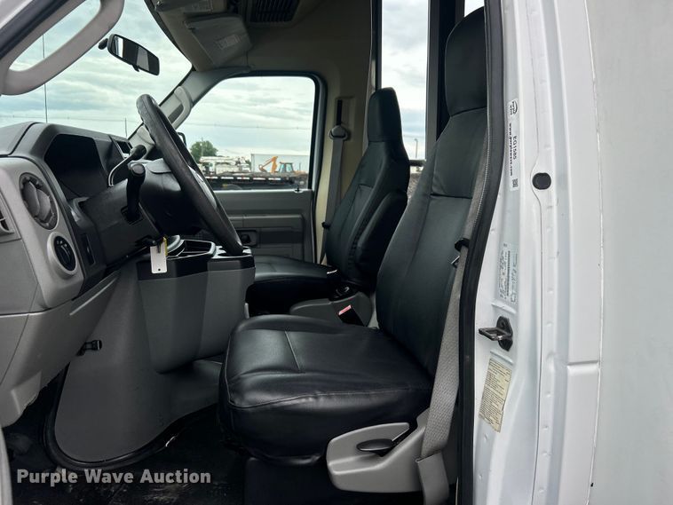 image for item EG1585 2009 Ford E450 Super Duty shuttle bus