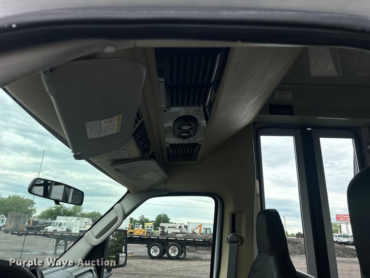 image for item EG1585 2009 Ford E450 Super Duty shuttle bus