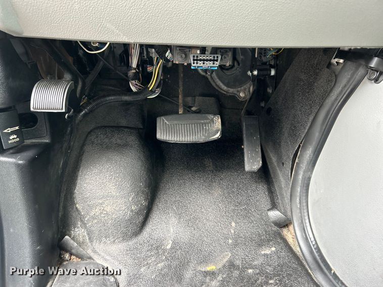 image for item EG1585 2009 Ford E450 Super Duty shuttle bus