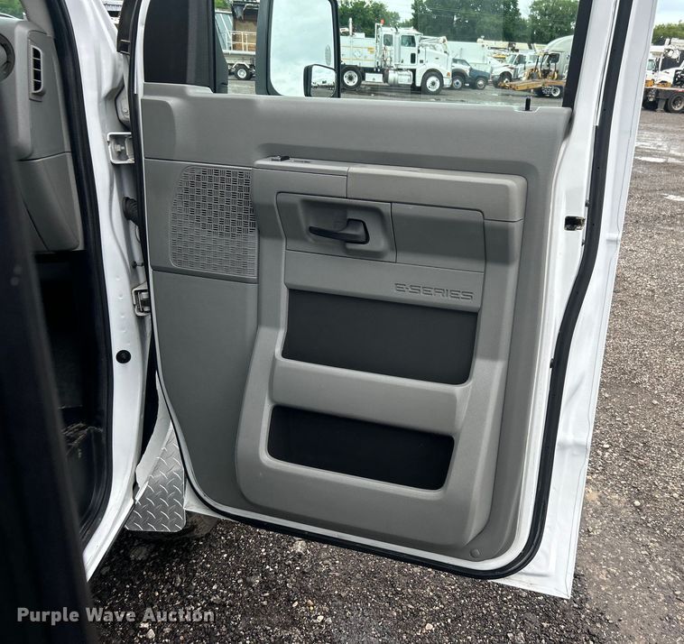 image for item EG1585 2009 Ford E450 Super Duty shuttle bus