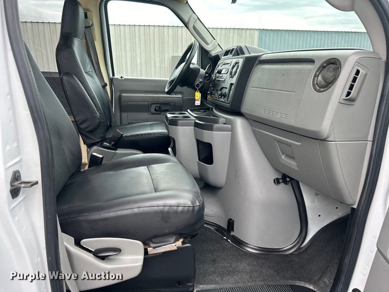 image for item EG1585 2009 Ford E450 Super Duty shuttle bus