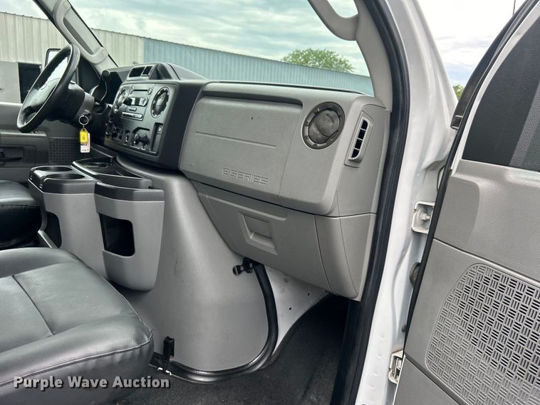 image for item EG1585 2009 Ford E450 Super Duty shuttle bus