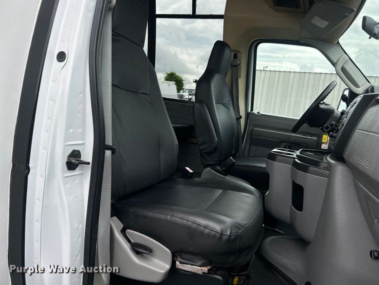 image for item EG1585 2009 Ford E450 Super Duty shuttle bus