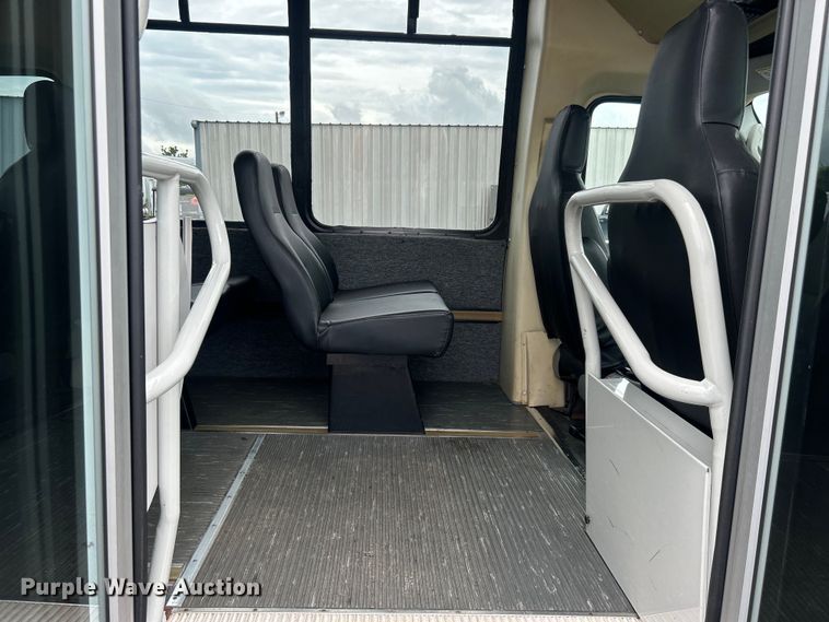 image for item EG1585 2009 Ford E450 Super Duty shuttle bus