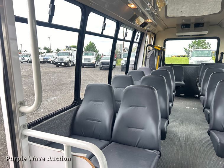 image for item EG1585 2009 Ford E450 Super Duty shuttle bus