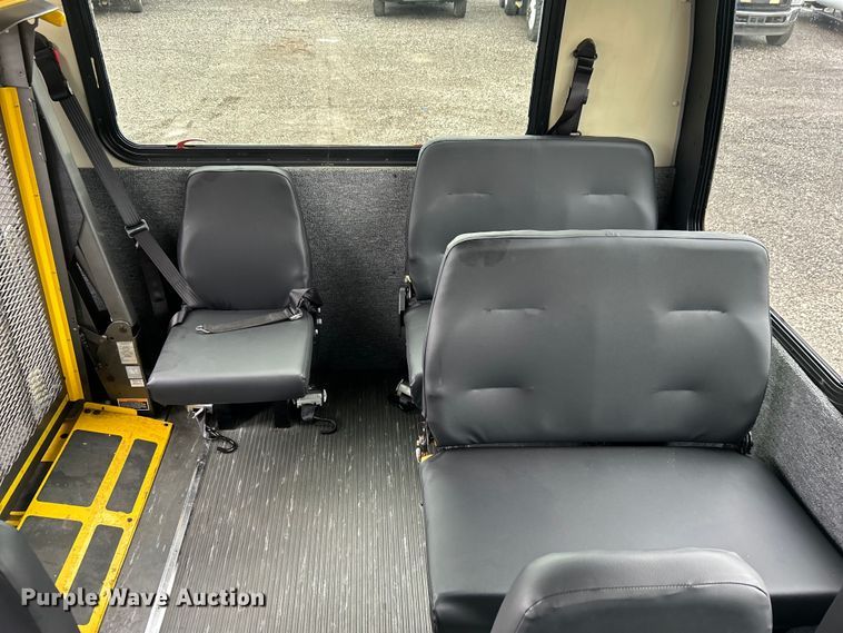 image for item EG1585 2009 Ford E450 Super Duty shuttle bus