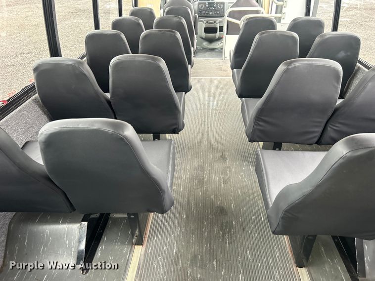 image for item EG1585 2009 Ford E450 Super Duty shuttle bus