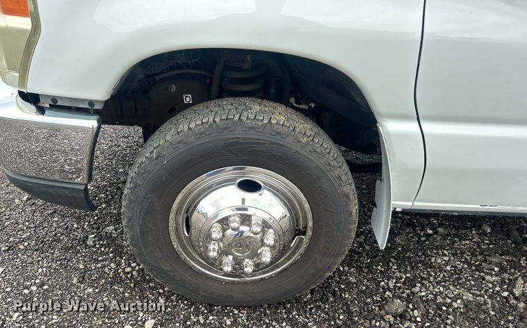 image for item EG1585 2009 Ford E450 Super Duty shuttle bus