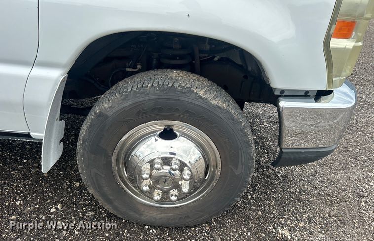 image for item EG1585 2009 Ford E450 Super Duty shuttle bus