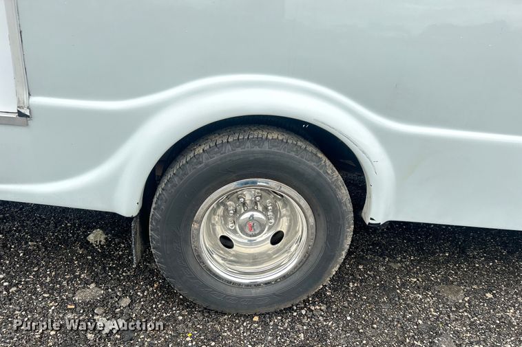 image for item EG1585 2009 Ford E450 Super Duty shuttle bus