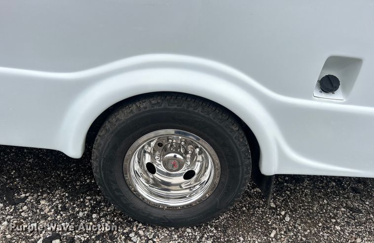 image for item EG1585 2009 Ford E450 Super Duty shuttle bus