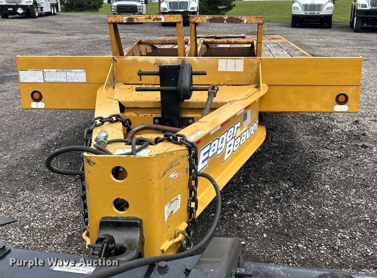 image for item EG1593 2005 Eager Beaver  20XPT equipment trailer