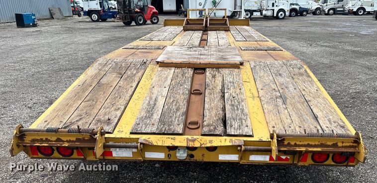 image for item EG1593 2005 Eager Beaver  20XPT equipment trailer