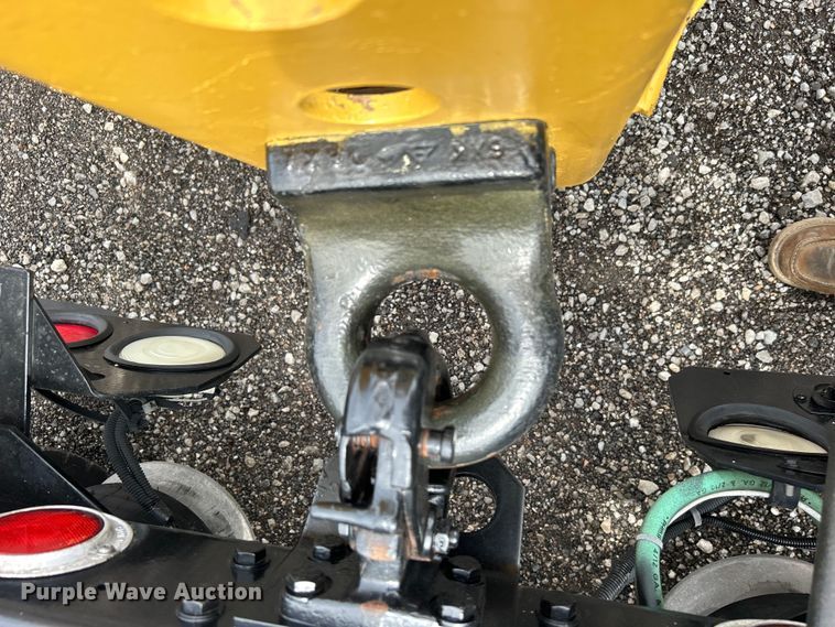 image for item EG1593 2005 Eager Beaver  20XPT equipment trailer