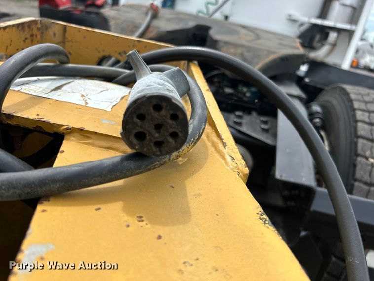 image for item EG1593 2005 Eager Beaver  20XPT equipment trailer