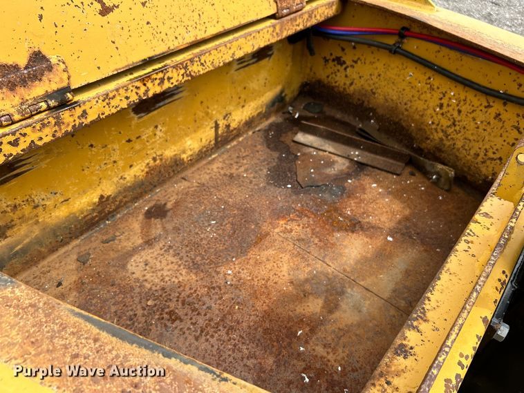 image for item EG1593 2005 Eager Beaver  20XPT equipment trailer