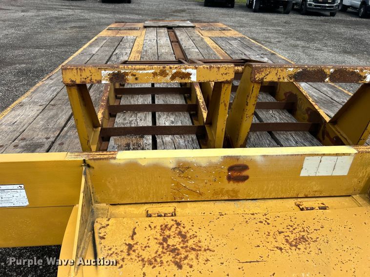 image for item EG1593 2005 Eager Beaver  20XPT equipment trailer