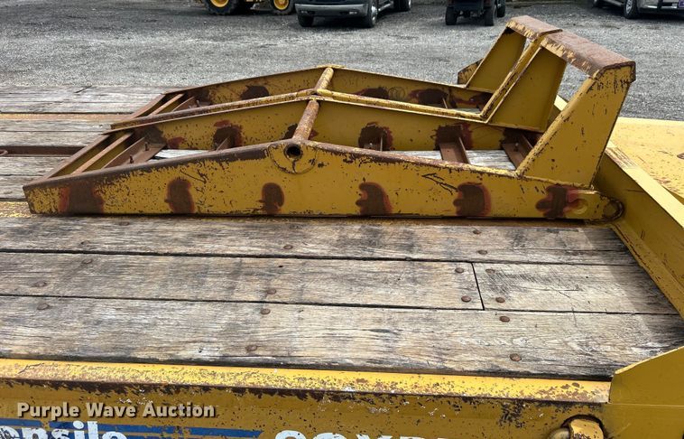 image for item EG1593 2005 Eager Beaver  20XPT equipment trailer