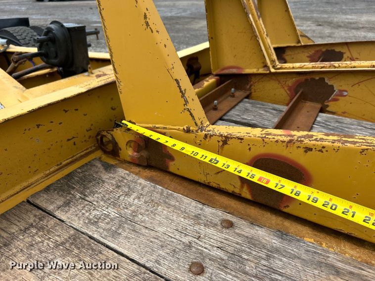 image for item EG1593 2005 Eager Beaver  20XPT equipment trailer