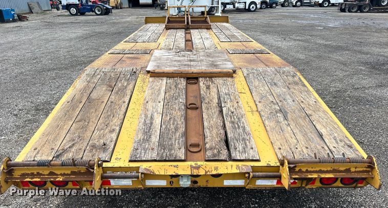 image for item EG1593 2005 Eager Beaver  20XPT equipment trailer