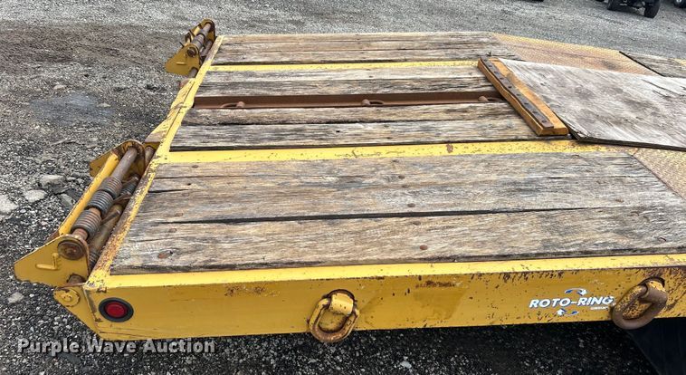 image for item EG1593 2005 Eager Beaver  20XPT equipment trailer