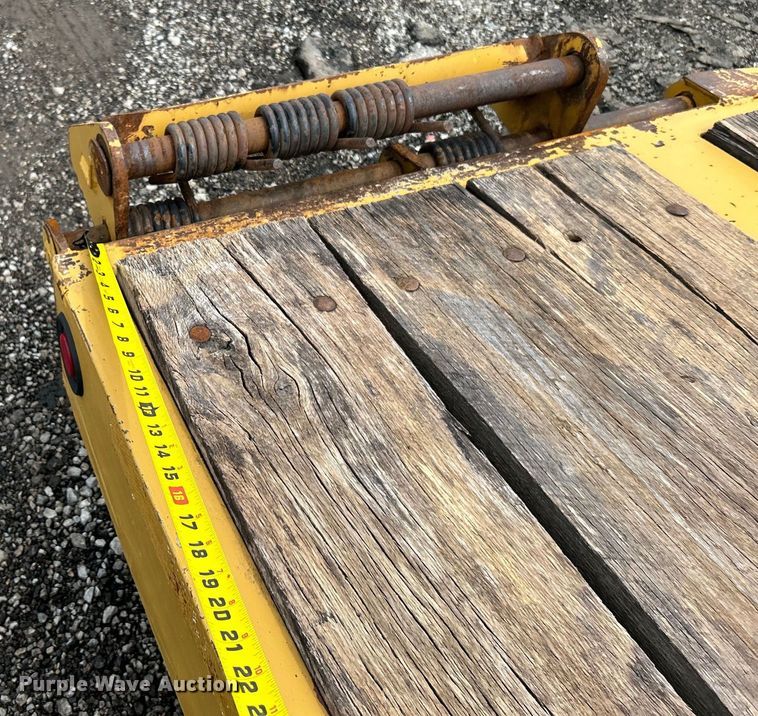 image for item EG1593 2005 Eager Beaver  20XPT equipment trailer